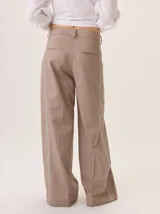 Pantalón de pierna ancha color azul marino con pespuntes a contratono (rojo/bordó) y una tira contrastante en el lateral.