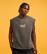 Musculosa sin mangas de algodón con cuello redondo en rib, bajo cortado a hilo y efecto desteñido. Presenta un estampado central con lettering en blanco.