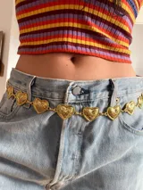 Cadena dorada para la cintura con eslabones metálicos con forma de corazón con grabados.
