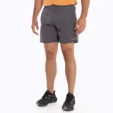 Short deportivo gris con cintura elástica ajustable con cordones, bolsillos laterales y logo de la marca en la pierna. Confeccionado con poliéster reciclado y elastano, con tecnología SwiftDry y protección UPF 50+.