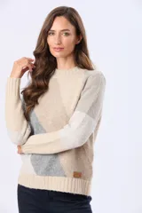 Buzo tejido de manga larga con cuello redondo, diseño a rayas horizontales en tonos beige, rosa y gris.