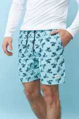 Bermuda de hombre azul con estampado de flores blancas y cordón ajustable en la cintura.