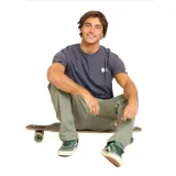 Remera azul navy de manga corta, confeccionada en 80% algodón y 20% poliéster. Presenta un calce regular, cuello ribeteado y estampado original de Maui and Sons.