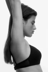 Pack de dos soutiens de microfibra, uno negro y otro color piel, con copas acolchadas, breteles ajustables y cierre de corchetes en la espalda. Sin aros.