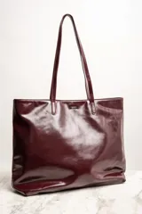 Bolso tipo tote grande color bordó, de cuero vegano, con doble asa corta.