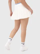 Falda blanca plisada con pretina elástica con detalles de líneas de color y calza incorporada con bolsillo. Ideal para tenis o pádel.
