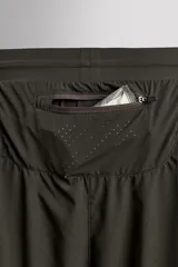 Shorts de running negros confeccionados en tejido técnico ligero y elástico, con malla interior, cintura elástica ajustable con cordón, bolsillo trasero con cierre y perforaciones en las perneras.