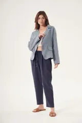 Blazer color beige de lino, con solapas de muesca, cierre con dos botones, bolsillos delanteros con solapa y corte clásico.