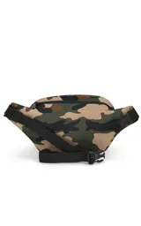 Riñonera JanSport Fifth Avenue negra con estampado de rayos blancos.