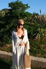 Kimono largo de crepe blanco, con mangas amplias y abertura frontal.