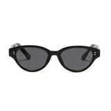Gafas de sol unisex con montura negra y lentes grises. Fabricadas con plástico reciclado y filtro UV 400.