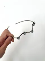 Gargantilla dorada con apliques de nácar engarzados en bronce.