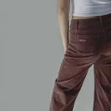 Pantalón marrón de pana de corte recto.