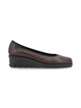Zapato estilo balerina color marrón con taco corrido y punta semi redondeada. Confeccionado en cuero italiano, con calce elastizado, plantilla flexible y suela confortable.