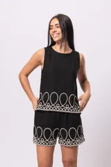 Musculosa negra simil lino con detalle de bordado blanco en el ruedo.