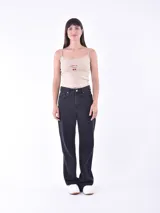Musculosa color beige con tirantes finos y estampado de cerezas.