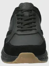 Zapatillas urbanas negras con detalles en gamuza y suela track.