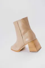 Botas cortas de cuero negro con cierre lateral y taco de madera.