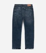 Pantalón de jean para hombre, color azul oscuro con leve desgaste, de corte recto y tiro medio. Confeccionado principalmente en algodón.