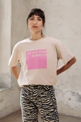 Remera blanca de algodón con estampa rectangular en tonos beige y texto negro.