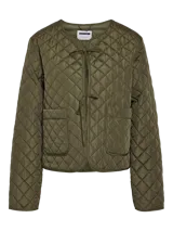 Chaqueta acolchada color verde militar, con cuello redondo y cierre frontal con lazos. Tiene bolsillos frontales y forro interior de poliéster.