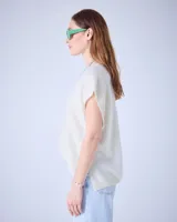 Poncho de cashmere cepillada con cuello en V, corte oversize, sin mangas, acabados acanalados y aberturas laterales.