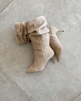 Bota plateada de caña alta con efecto arrugado y taco aguja.