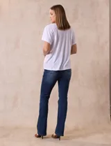 Remera amarilla de lino y poliéster, manga corta con fruncido en los hombros y escote redondo.
