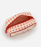 Neceser rectangular mediano de poliéster con estampado de frutillas y diseño a cuadros en los laterales. Tiene cierre de cremallera con llavero en forma de frutilla y ribete rojo.