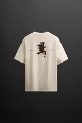 Camiseta color crudo de corte relaxed fit, cuello redondo y manga corta. Estampado con la frase "Speed Run Progress" en el frente y texto en la espalda.