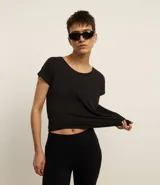 Remera negra de manga corta en microfibra con escote redondo, de corte holgado.