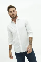 Camisa blanca de manga larga con fantasía, corte slim, mangas con botones y logo bordado.