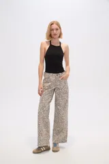 Body negro de poliéster, corte ajustado, con cuello redondo.