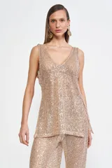 Musculosa dorada con lentejuelas y escote en V.