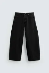 Pantalón de jean negro de corte amplio, estilo balloon fit, con cinco bolsillos, efecto lavado y cierre frontal con botones.
