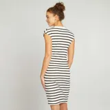 Vestido ajustado al cuerpo, de punto, con cuello alto y estampado de rayas horizontales blancas y negras.
