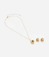 Conjunto de collar y aros dorados con colgante y dije en forma de nudo.