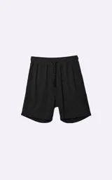Bermuda negra de algodón con cintura elástica, cordón ajustable con texto bordado y bolsillos laterales.