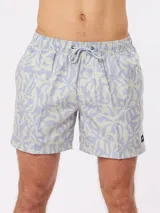 Short de baño celeste con estampado abstracto en tonos verde claro y cordón ajustable en la cintura.