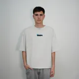 Remera blanca de algodón con corte oversize y estampado en la espalda con el logo "Venefo" y texto en color celeste.