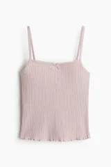 Top color lila de punto acanalado con breteles finos, ribete de encaje en el escote y moño de satén decorativo.