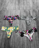 Pack de cuatro bombachas colaless de lycra estampadas con diseños variados: flores tropicales, cebra, hojas de palmera y animal print.