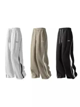 Pantalón deportivo estilo jogging, color verde oliva, con cintura ajustable con cordón y bolsillos laterales. Presenta una franja lateral doble en color blanco.