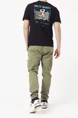 Pantalón cargo color verde oliva, corte slim fit, con bolsillos laterales con solapa y cierre de botón a presión.