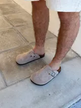 Zuecos color beige con hebilla metálica ajustable, plantilla anatómica de corcho y suela de goma.