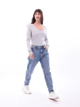 Remera básica de algodón con escote en V y mangas largas, en color gris claro.