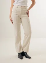 Pantalón de jean azul oscuro, de corte recto y tiro alto, con bolsillos delanteros y traseros. Presenta costuras verticales en el frente.