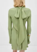 Vestido corto evasé color verde oliva, de tejido de gasa con cuello de tira y cierre de lazo en el cuello.