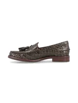Mocasín de cuero liso con detalle de puntadas artesanales y borlas ornamentales, de corte clásico y refinado.