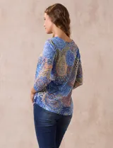 Blusa estampada marca Ruby Rd, de corte recto y mangas 3/4. Presenta aplique de crochet en el escote redondo y en la parte superior del frente.